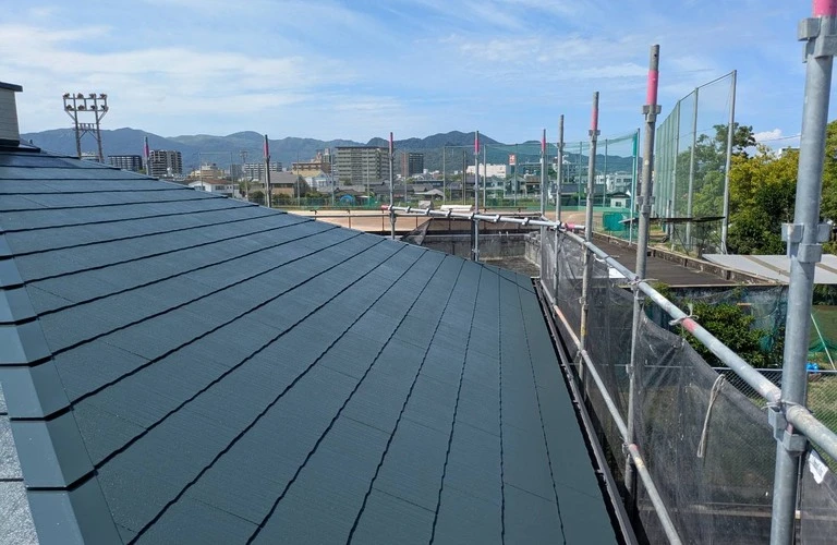 4工程塗装でコロニアル屋根を美しく仕上げる！／北九州市の外壁塗装はB-trust株式会社で