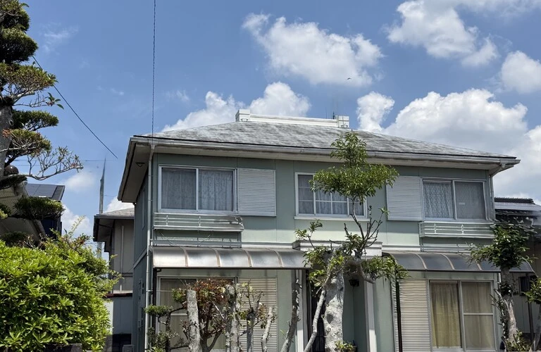 コロニアル屋根の劣化は環境・外的要因による！／北九州市の外壁塗装はB-trust株式会社で